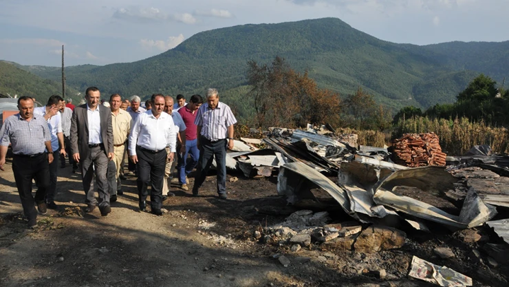 Demir, yangın yerini inceledi