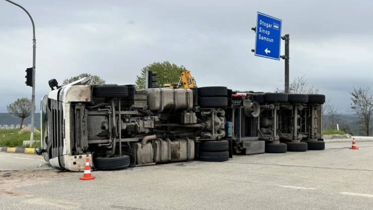 Demir Yüklü Tır Devrildi: 1 Yaralı