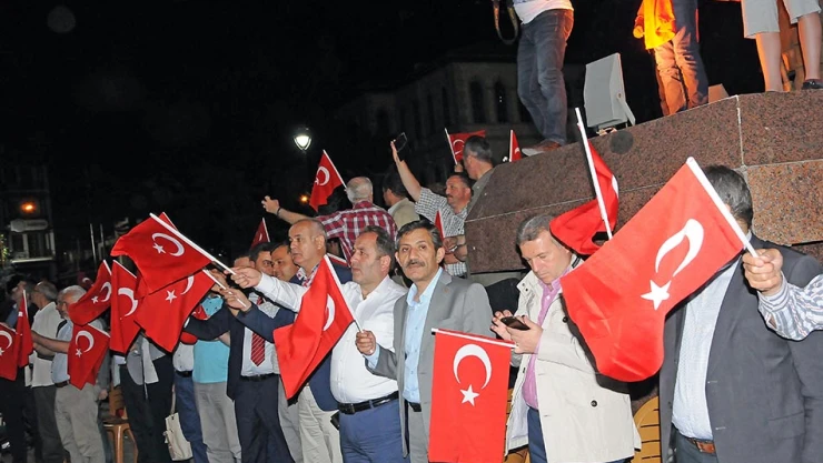 Demokrasi nöbeti devam ediyor