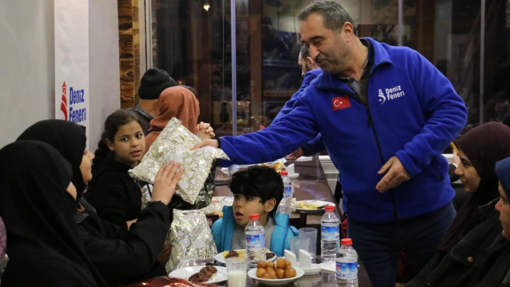 Deniz Feneri'nden yetimler için iftar