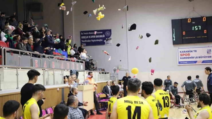 Depremzede Çocuklar İçin Oyuncak Yağmuru