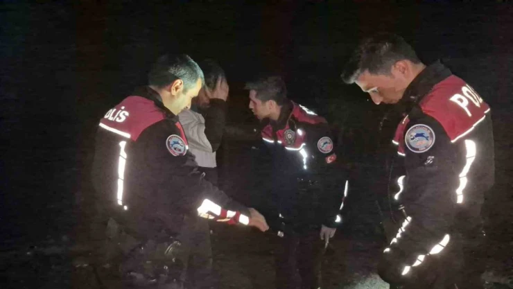 Dere Kenarında Sızdı