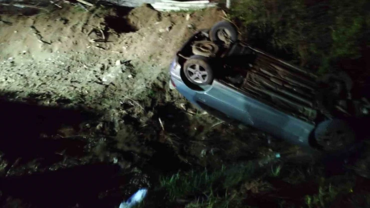 Otomobil Dere Yatağına Devrildi