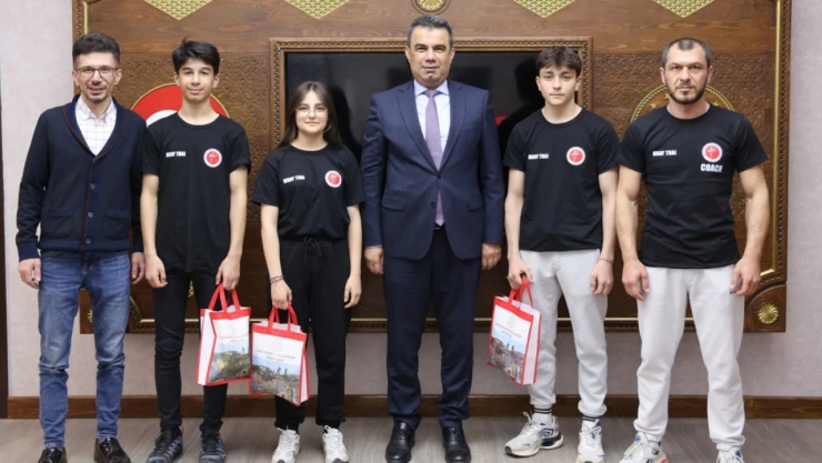 Dereceye Giren Öğrencilerden İl Milli Eğitim Müdürü Gümüş'e Ziyaret