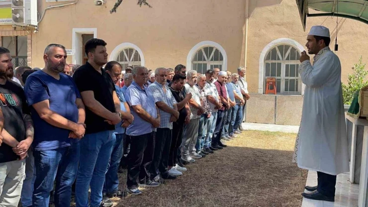 Derede Ölü Bulunan Adamın Cenazesi Defnedildi