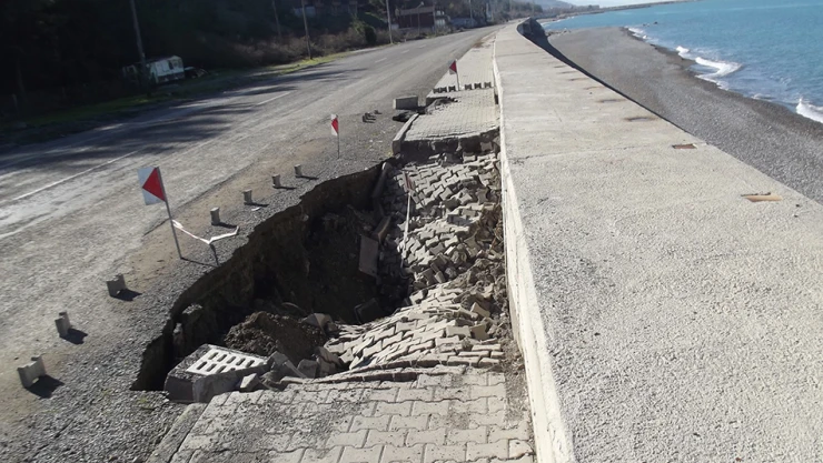 Dev dalgalar kaldırımları söktü