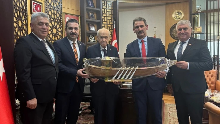 Devlet Bahçeli'ye Saltanat Kayığı Hediye Ettiler