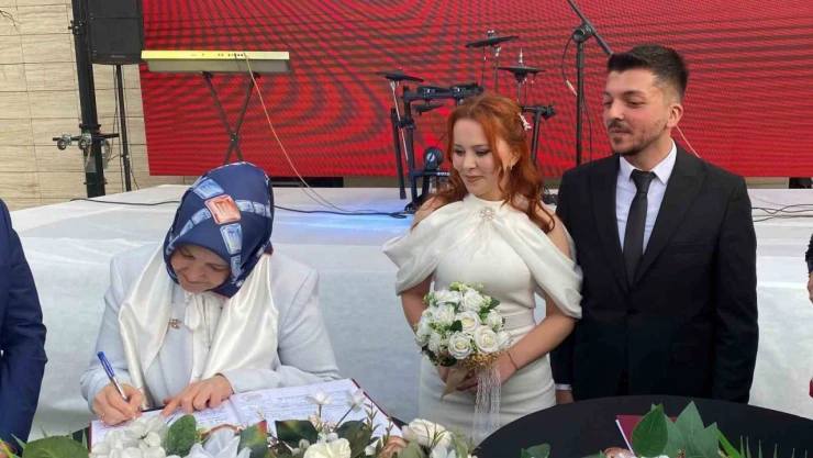 Devlet Desteğiyle Evlendiler, Nikah Şahitleri Bakan Yardımcısı Yenigün Oldu