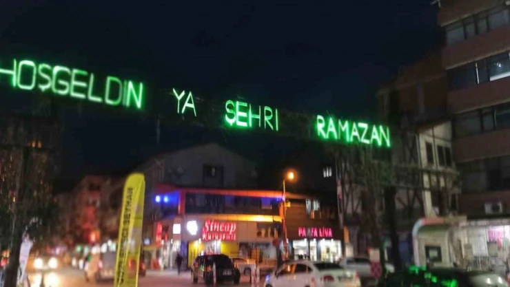 Devrek'te Ramazan Ayının Süslemelerinden Olan Mahyalar Yandı