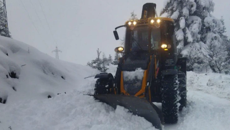 Devrekani'de Karla Mücadele Çalışmaları Aralıksız Sürüyor
