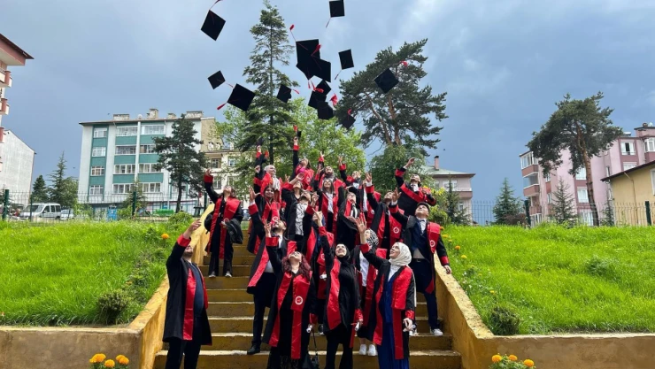 Devrekani MYO mezunlarını verdi