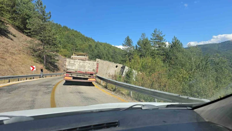 Devrilen Beton İçin Uzun Araç Kuyrukları Oluştu