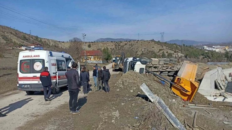 Devrilen Hafriyat Kamyonunun Sürücüsü Yaralandı