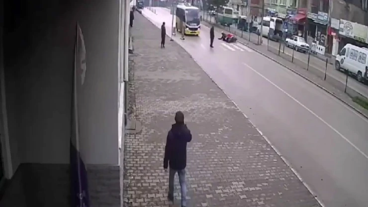 Devrilen Motosikletin Sürüklendiği Anlar Kamerada