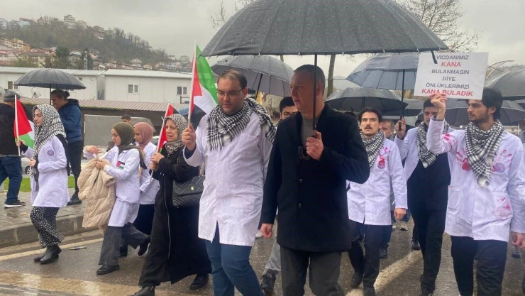 Doktorlardan Gazze İçin Kanlı Önlükle Yürüdü