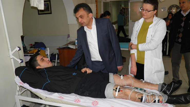 Dr. Uyanık Rehabilitasyon Merkezi'ni ziyaret etti