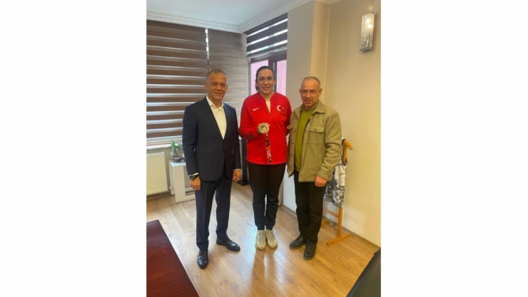 Dünya 3'üncüsü Boksörden İş İnsanı Özçelik'e Teşekkür Ziyareti