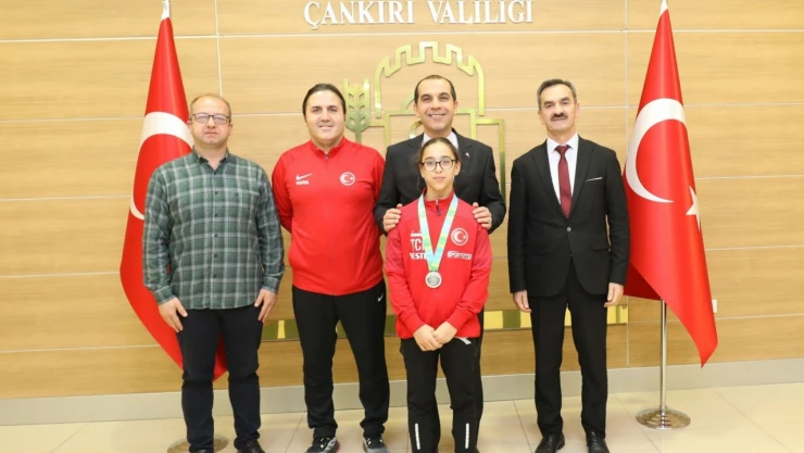 Dünya İkincisi Olan Genç Sporcuya Vali Taşolar'dan Tebrik