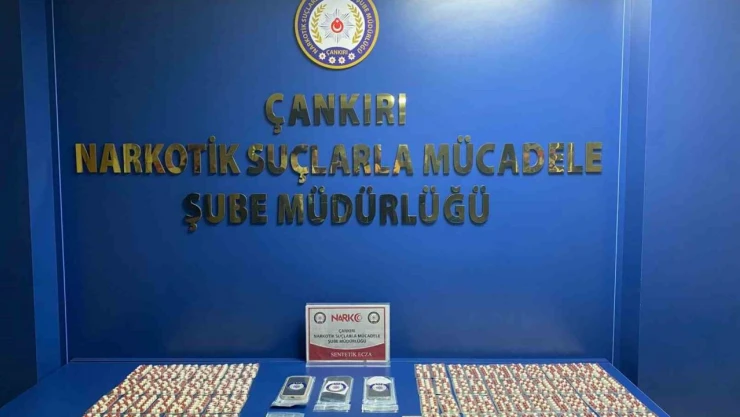 Yüzlerce Sentetik Ecza Hapı Ele Geçirildi: 2 Tutuklama