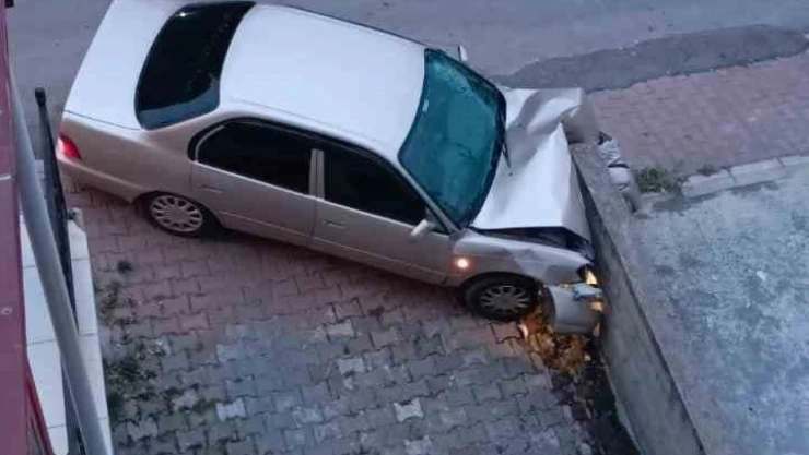 Duvara Çarpan Otomobilin Sürücüsü Yaralandı