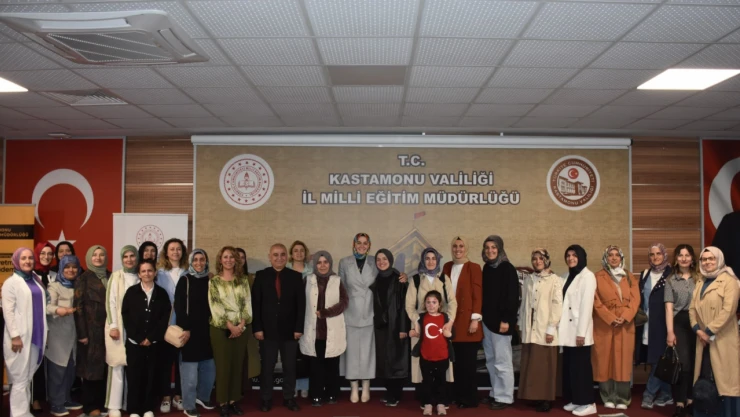 Edebiyat Akademisi'nde 'Yazmanın Şifalı Gücü ve Eğitimdeki Rolü' Konuşuldu