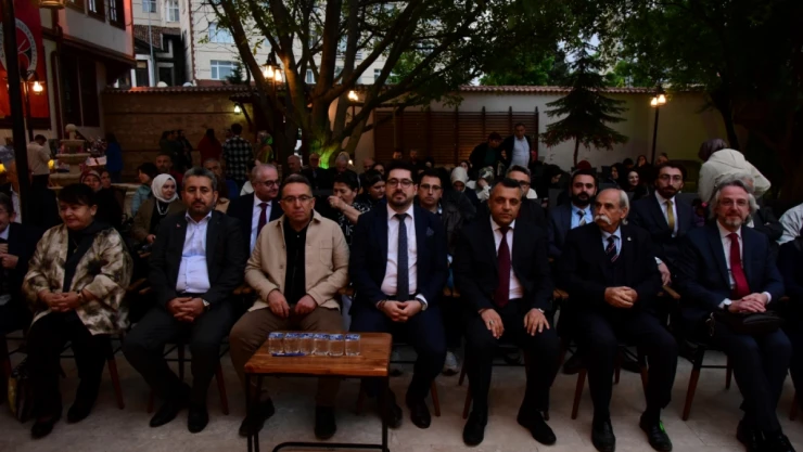 Edebiyat Ve Sanatseverler Bir Araya Geldi