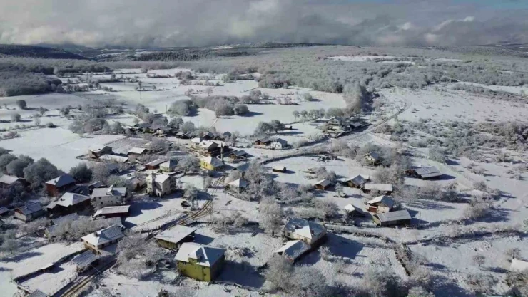 Eflani'de Karlı Köy Manzaraları Mest Etti