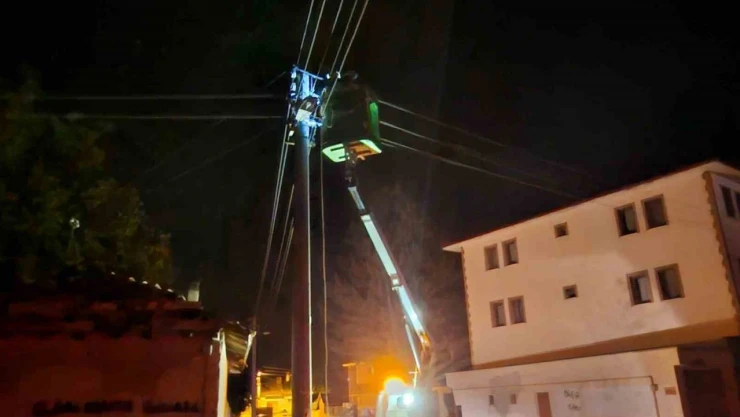 Elektrik Direğine Çarpan Sürücü Kayıplara Karıştı