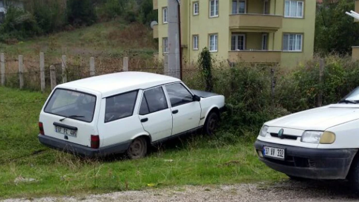 Elektrik direğine çarptı 2 yaralı