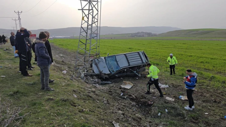 Elektrik Direğine Çarptı: 5 Yaralı