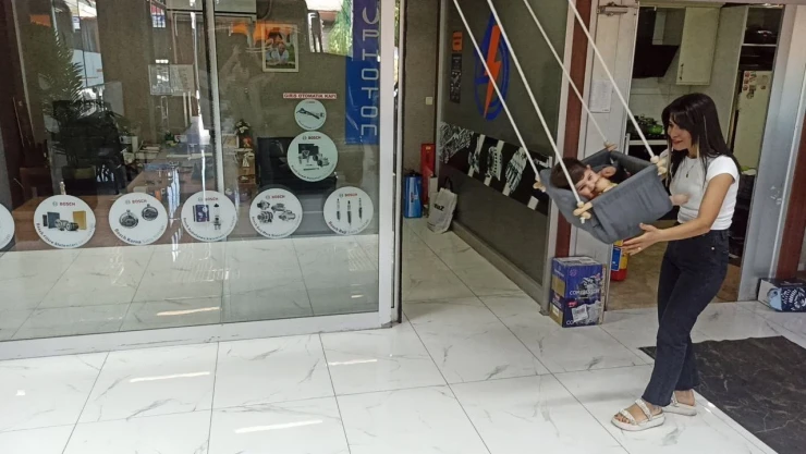 Elektrikçi Dükkanına Kadın Eli Değdi