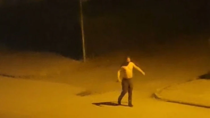 Elinde Bıçakla Sokak Ortasında Bağırdı