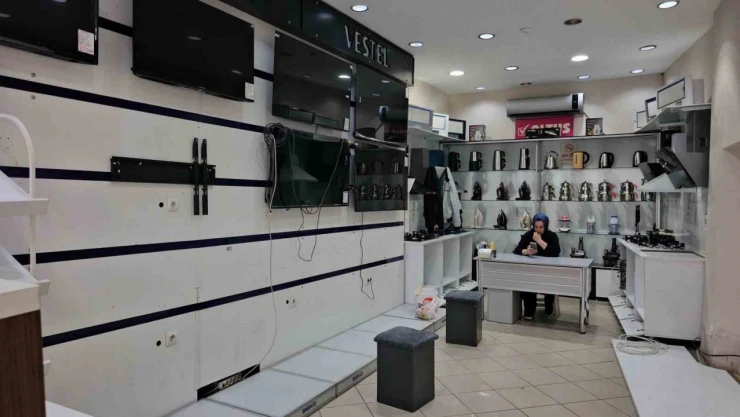 Su Baskını Sonrası Esnaf Yaralarını Sarıyor