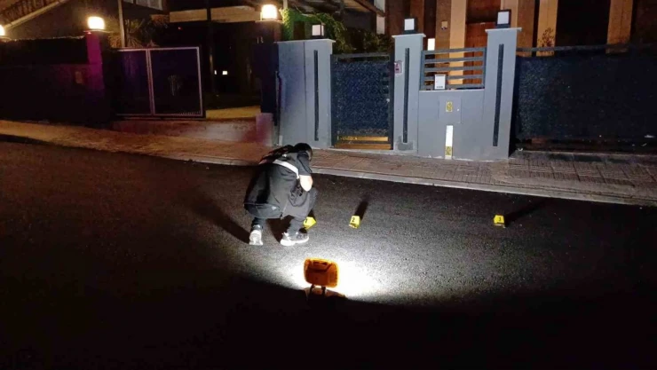 Eve Tüfekle Ateş Açıp Kaçtılar