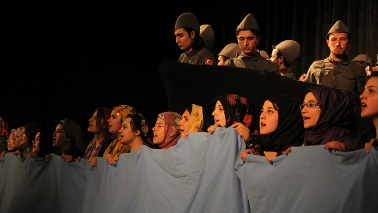 'Ey Çanakkale' oyunu ayakta alkışlandı