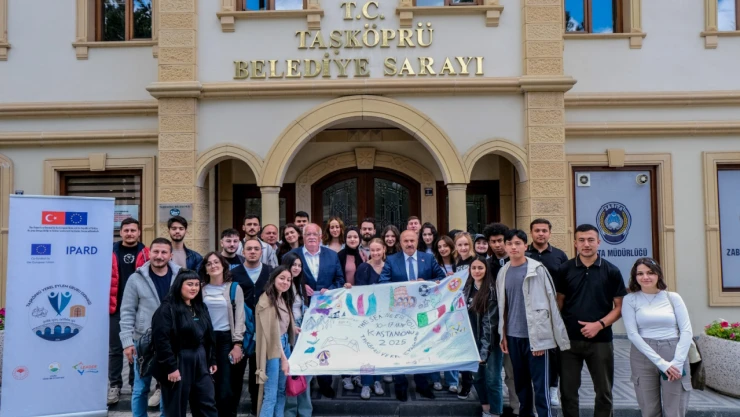 Farklı Ülkelerden Gençler Bir Araya Geldi