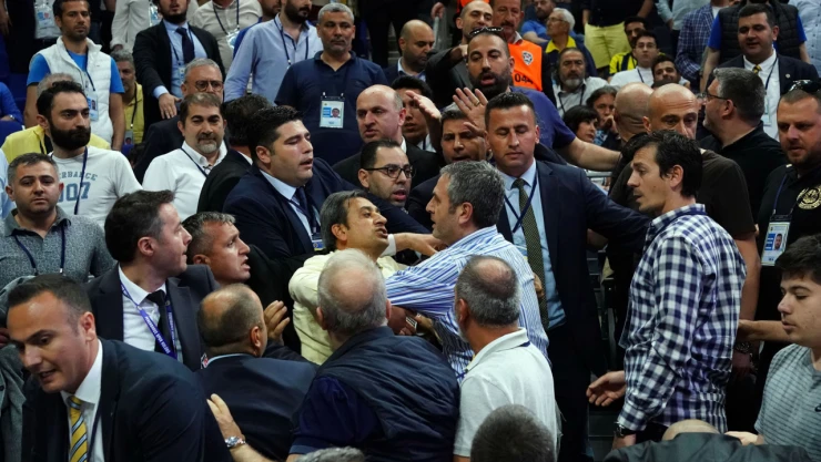 Fenerbahçe genel kurulunda gerginlik