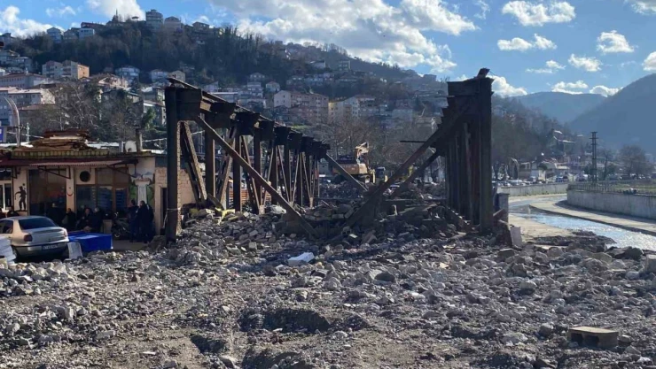 Fevkani Köprüsü'nün Son Parçası da Yıkılıyor