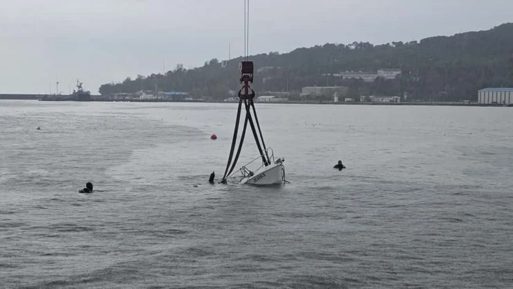 Fırtınada Batan Mini Yat Karaya Çıkarıldı