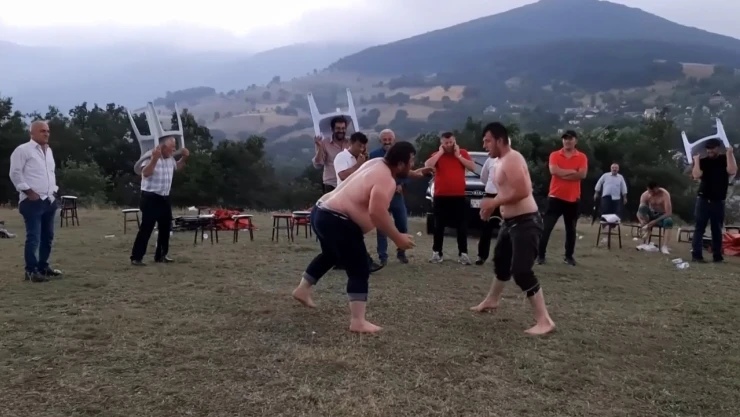 Fırtınalı havada güreştiler