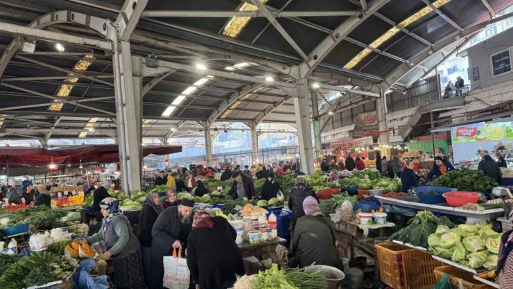 Vatandaşlardan Pazara Yoğun İlgi
