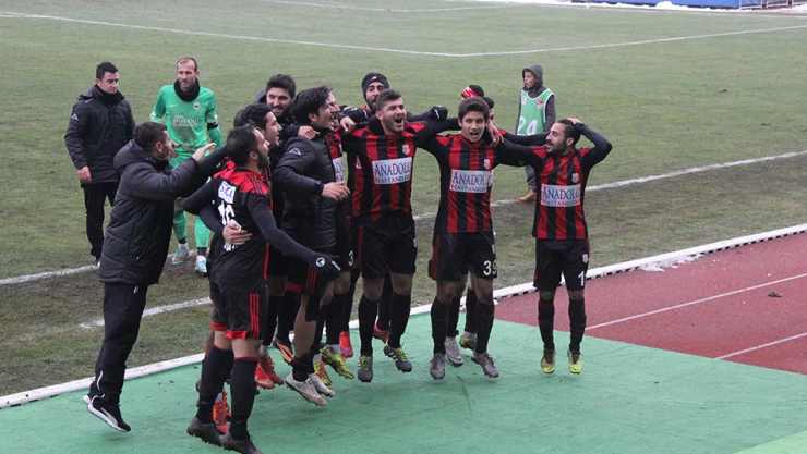 Futbolcular galibiyeti taraftarlarla kutladı