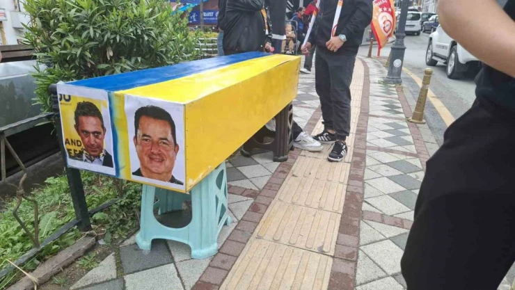 Galatasaraylı Taraftarlar Sarı-Lacivert Renkli Tabutla Yürüdü