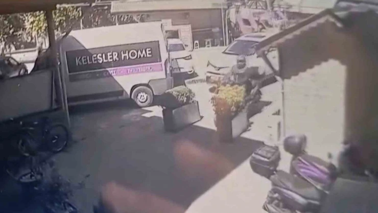 Gaz Pedalı Takıldı, Duvara Çarptı: 1 Yaralı