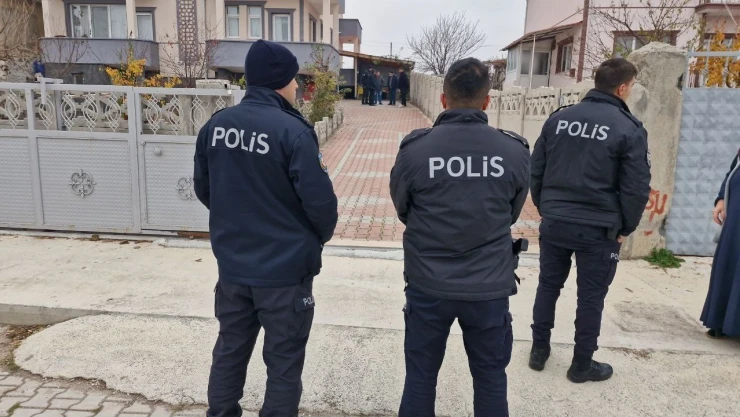 Genç Kadın Babasının Silahı İle Kendisini Vurdu