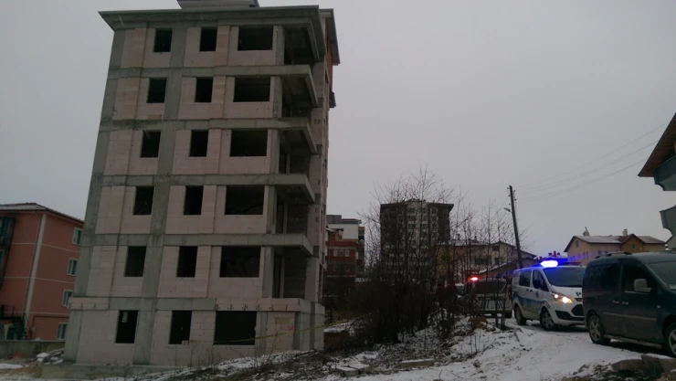 Genç kız, inşaattan atladı