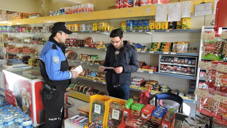 Gençleri korumak için polisler esnafı uyardı
