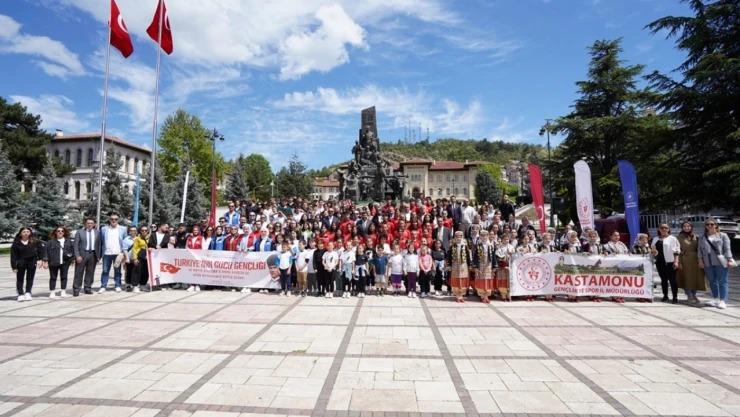 Gençlik Haftası Çelenk Sunumu Yapıldı