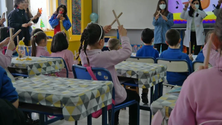 Geri dönüşümle çocukların yüzünü güldürdüler