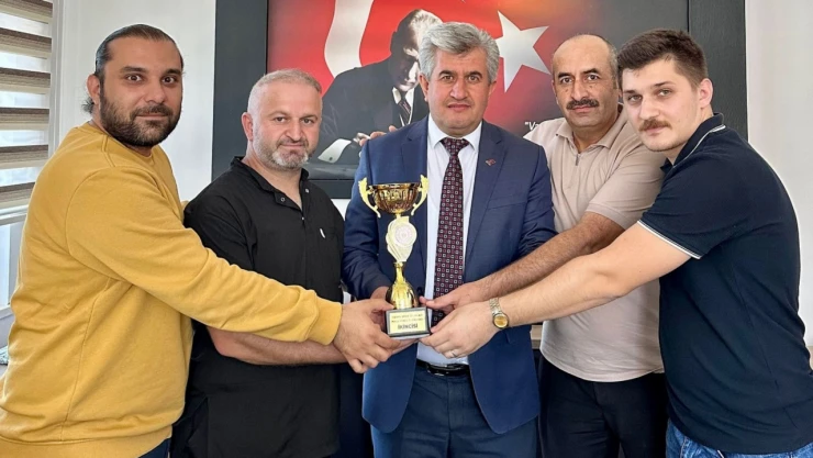 Güldal Akşit Huzurevi Takımı Masa Tenisi Turnuvasından Kupayla Döndü